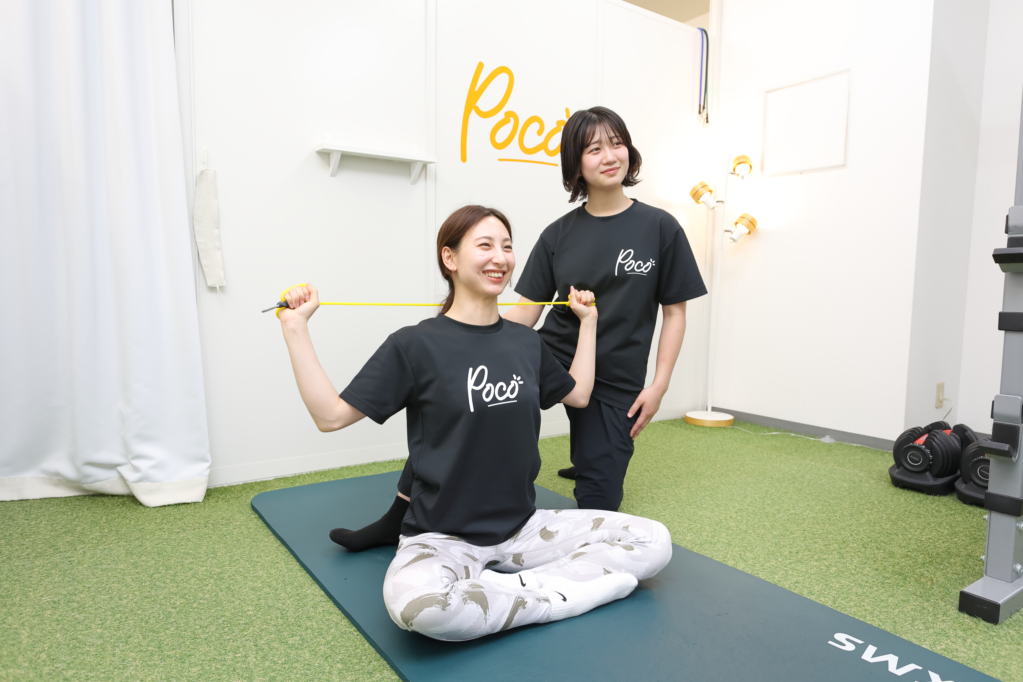 Pocoのトレーナーがトレーニングをサポートする様子