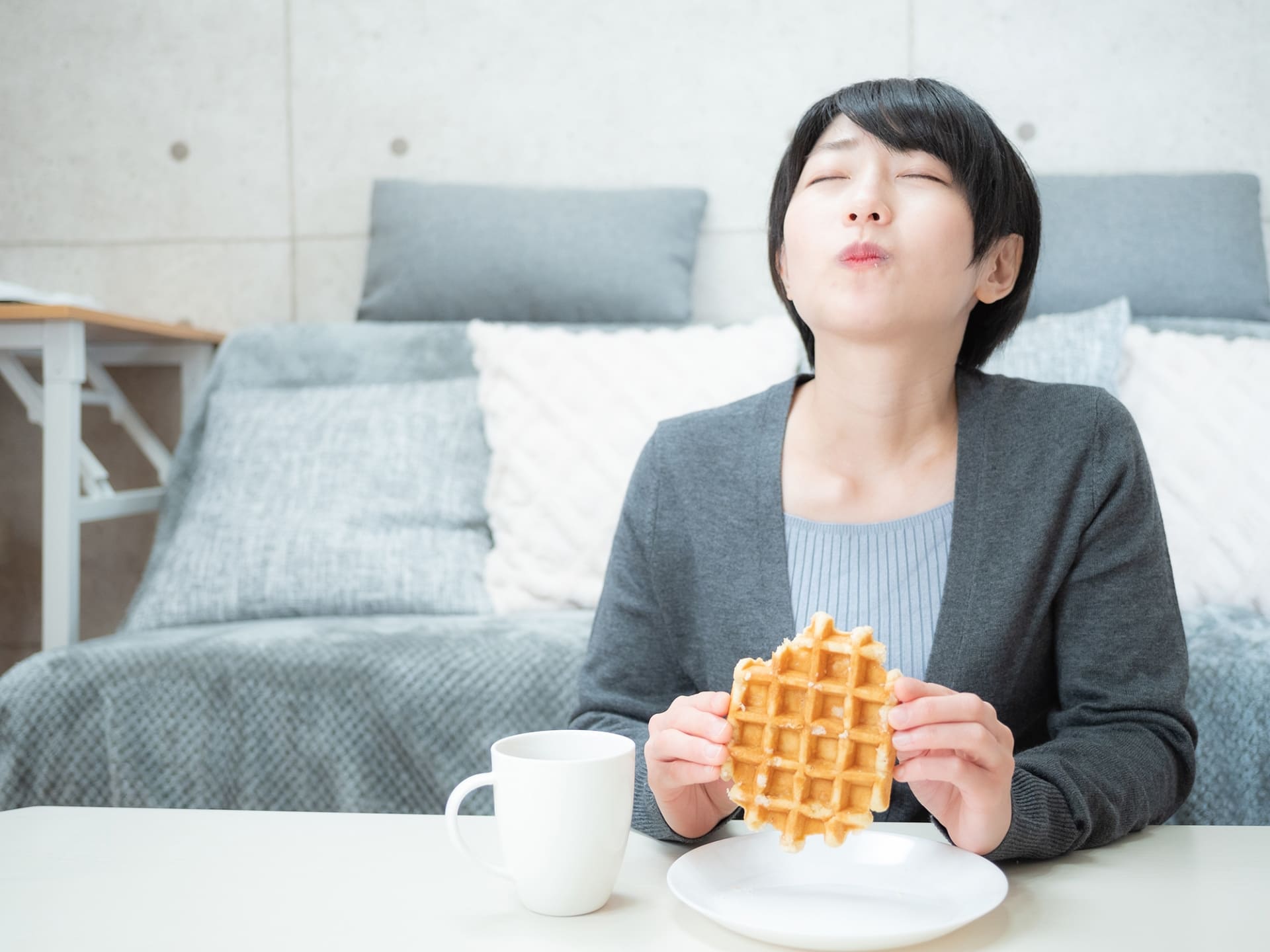 一人暮らしの女性の食事シーン