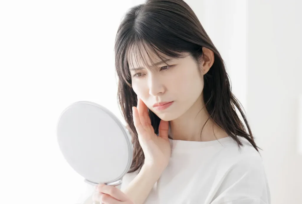 肌荒れに悩む女性