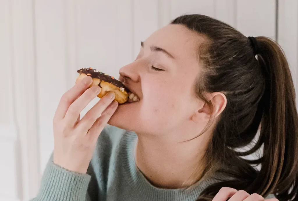 間食する女性