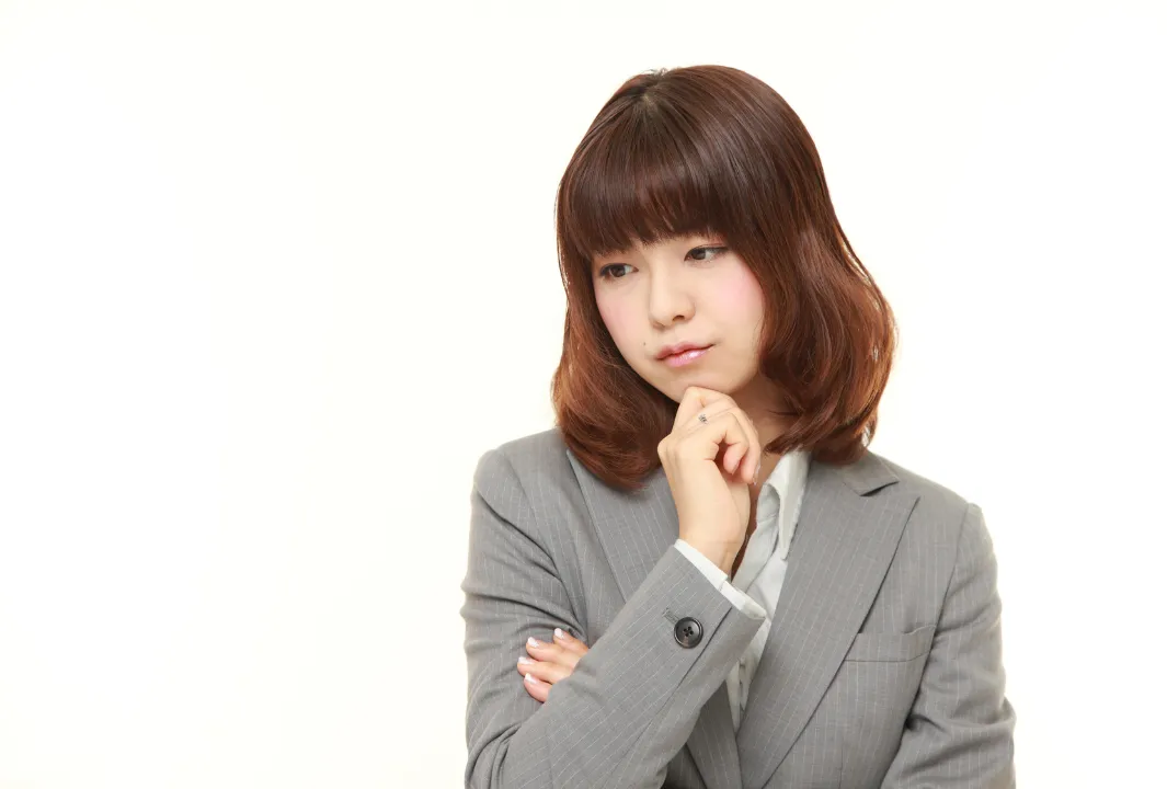 スーツを着た悩む女性