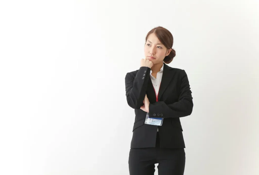 考える女性