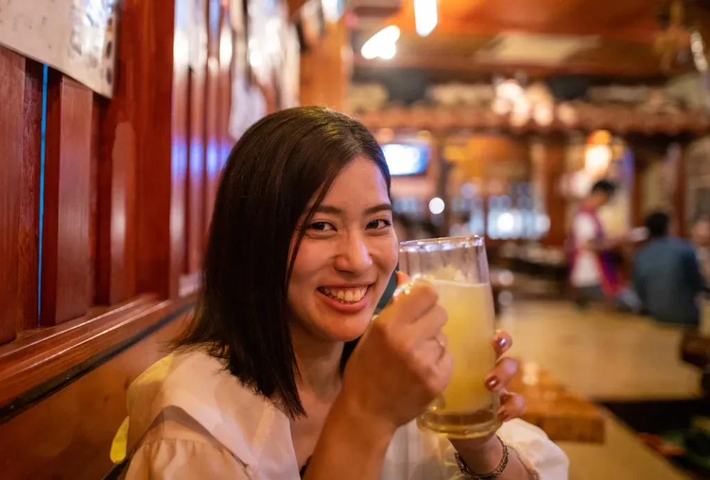 居酒屋で食事をする女性