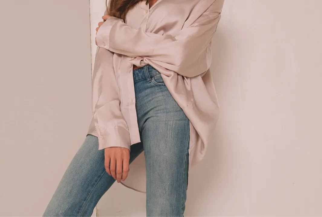 ジーンズを履きこなす女性