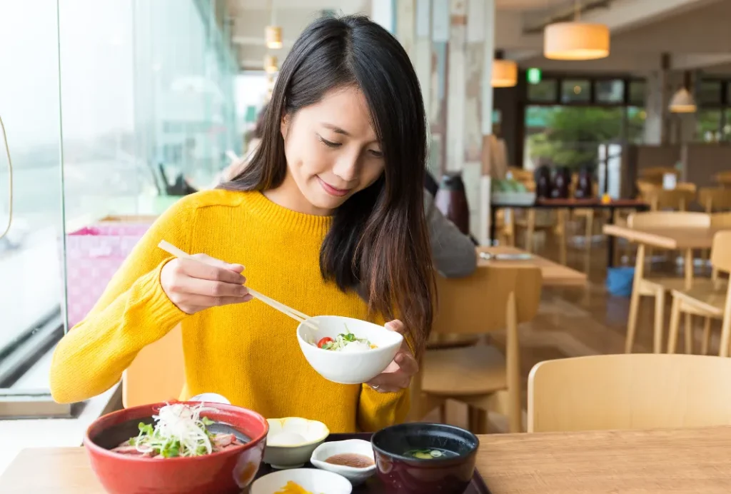 食事をする女性