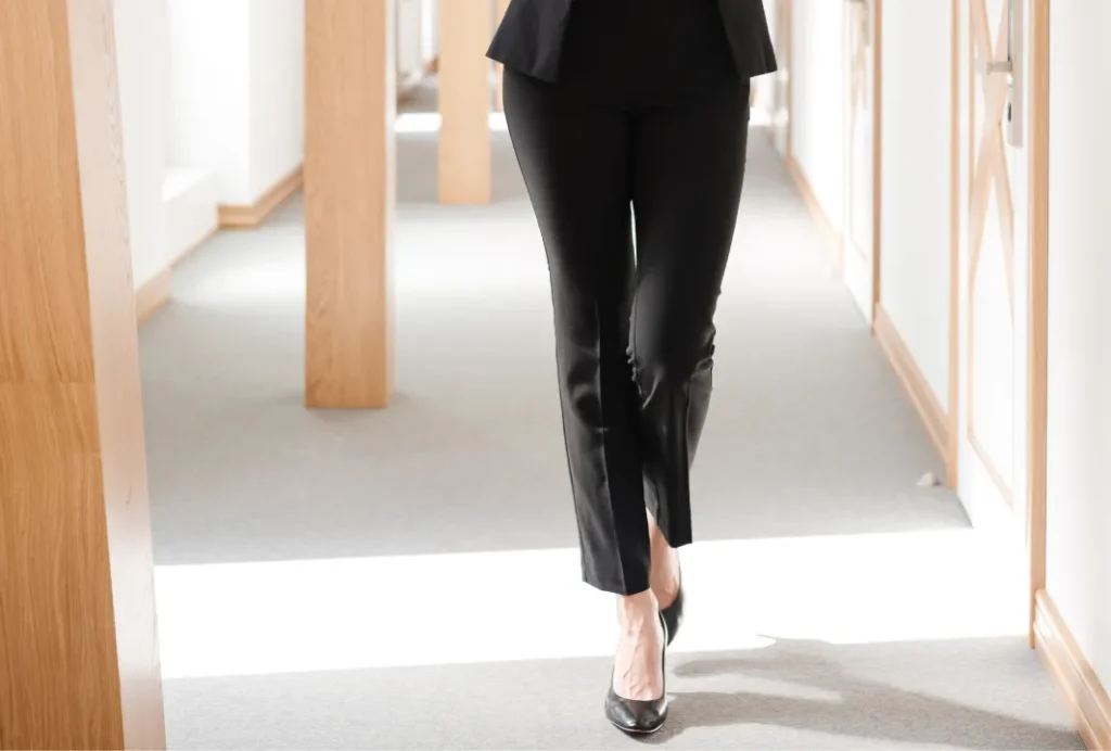 パンツスーツを履きこなす女性