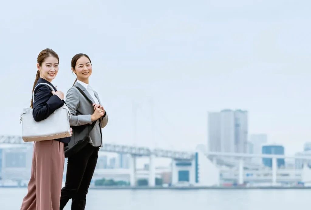 笑顔で通勤する女性