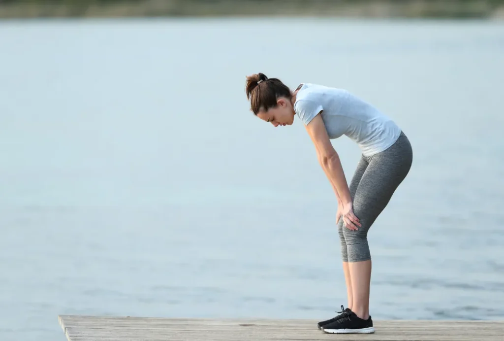 運動して疲れた女性