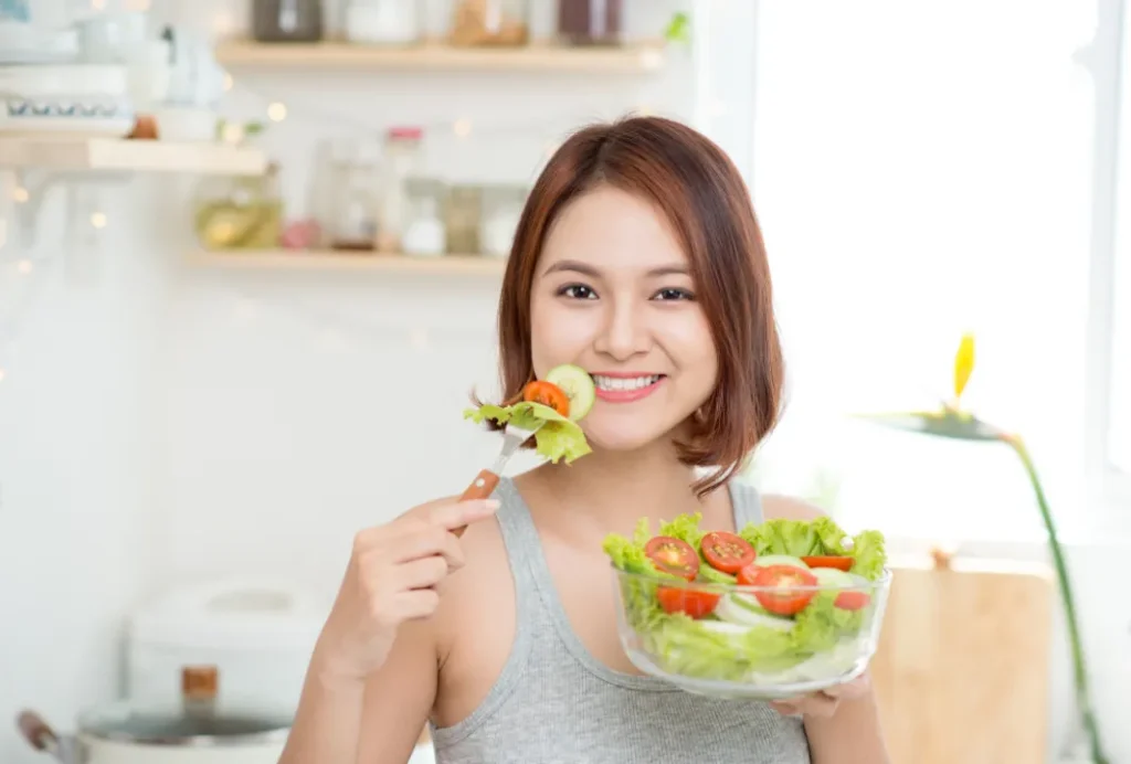笑顔で食事をする女性