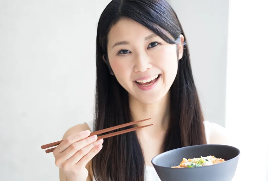 食事をする女性