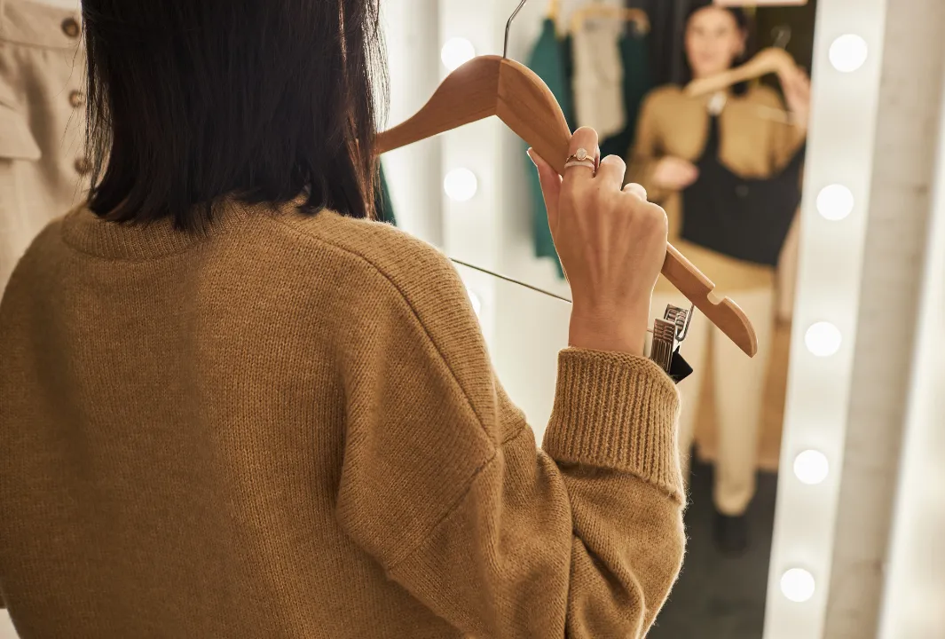 服を選ぶ女性