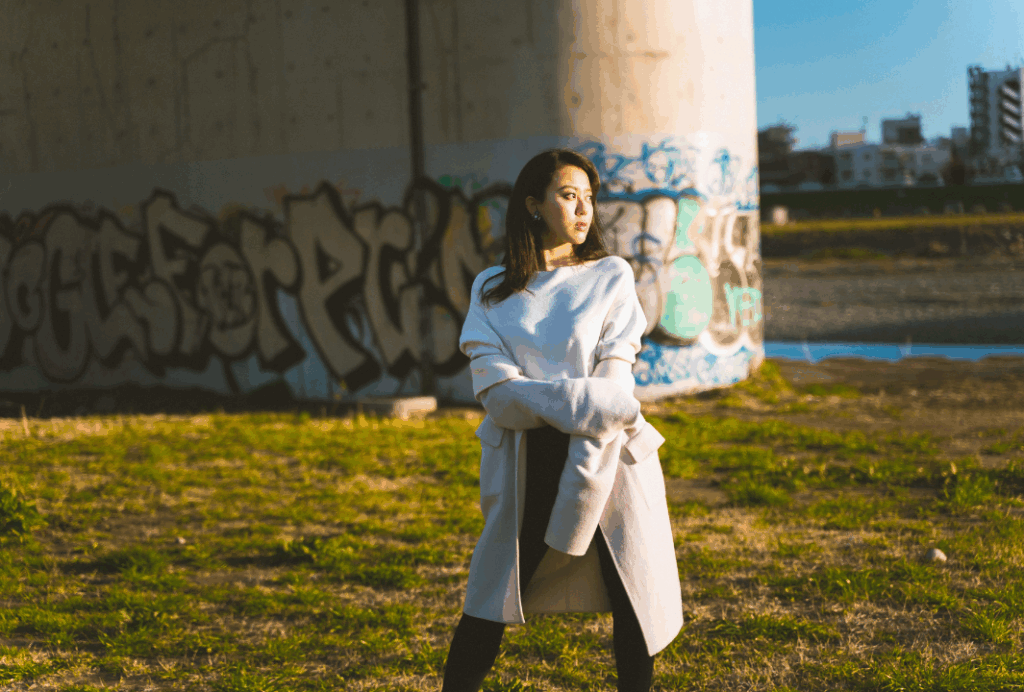 おしゃれな服を着る女性