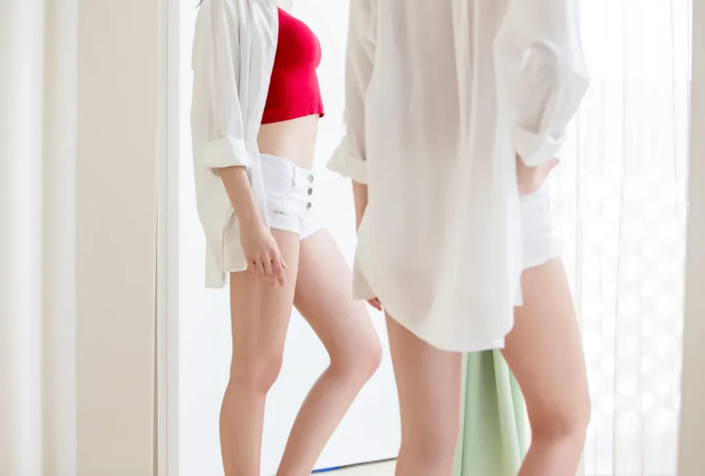 鏡を見る引き締まった身体の女性