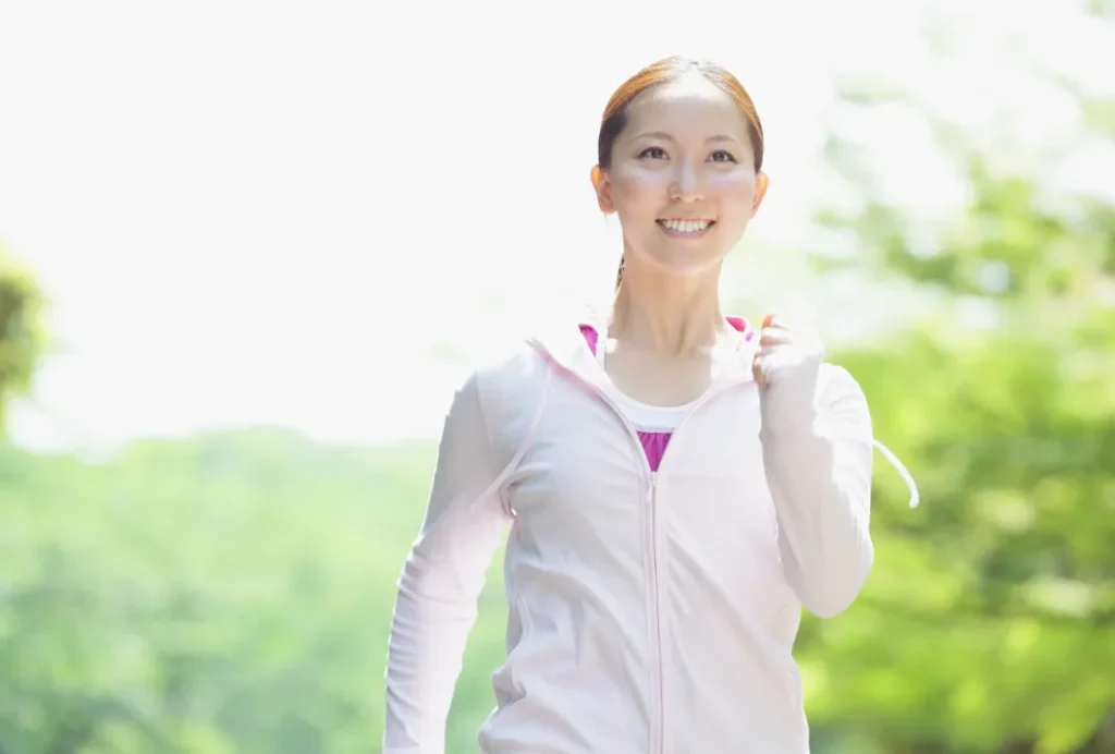 笑顔で運動する女性