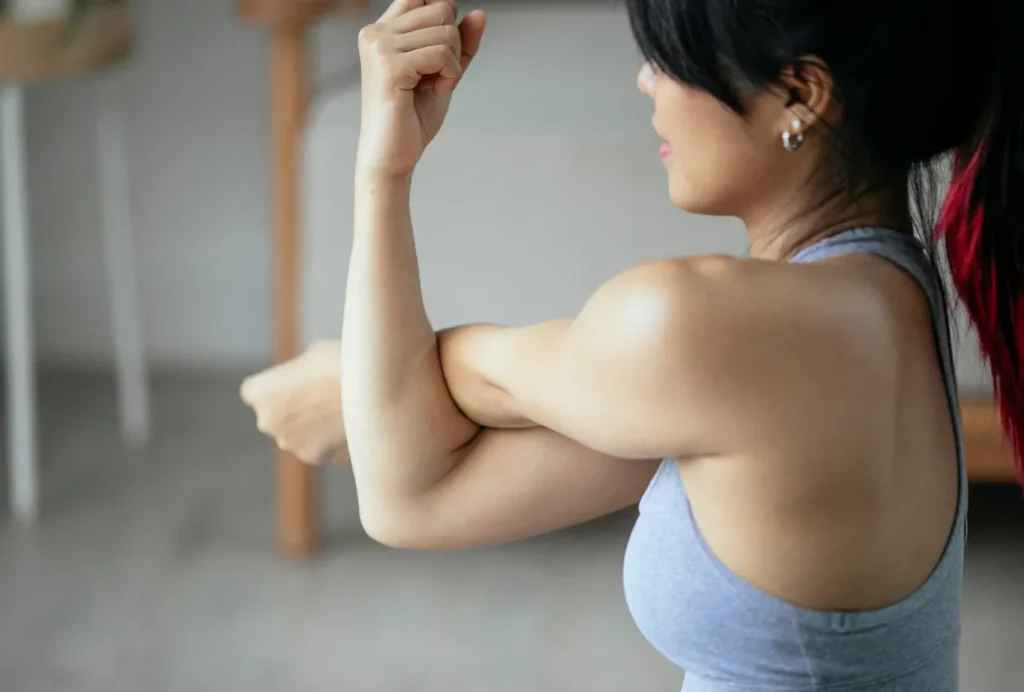 ストレッチをする女性