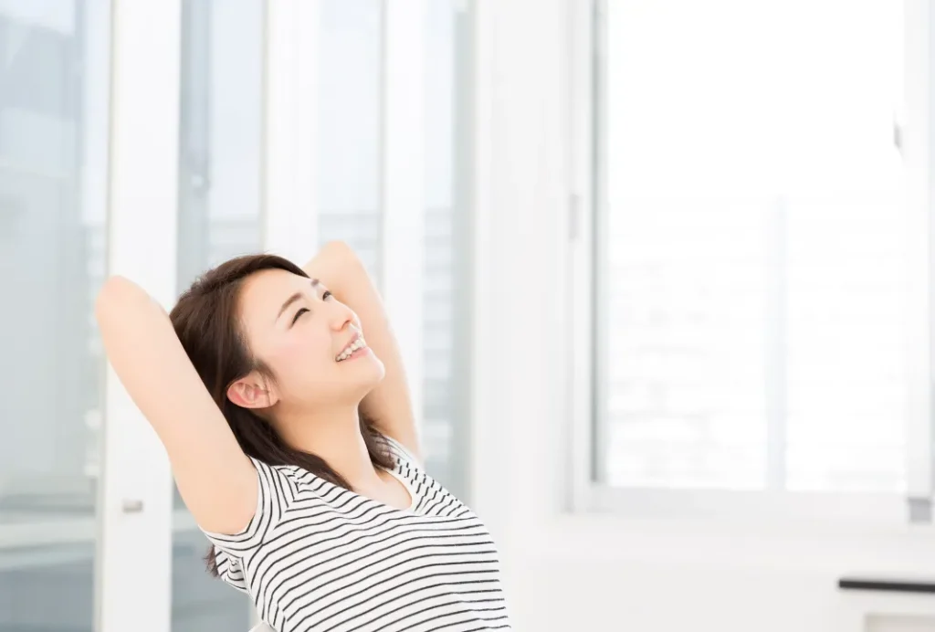伸びをする女性