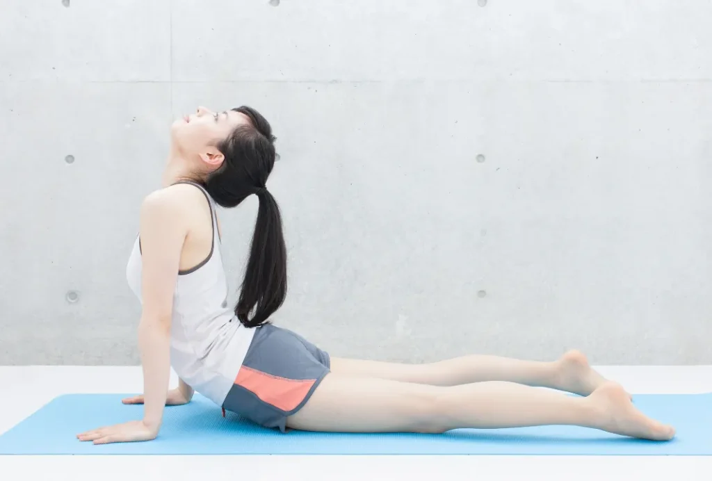 自宅でストレッチをする女性