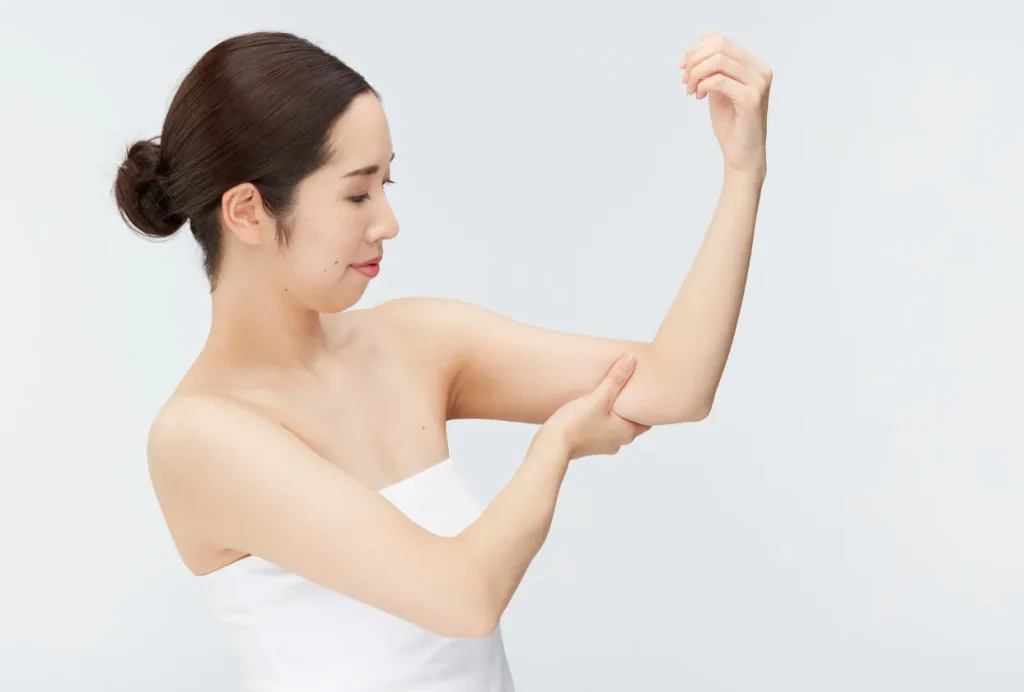 二の腕を気にする女性