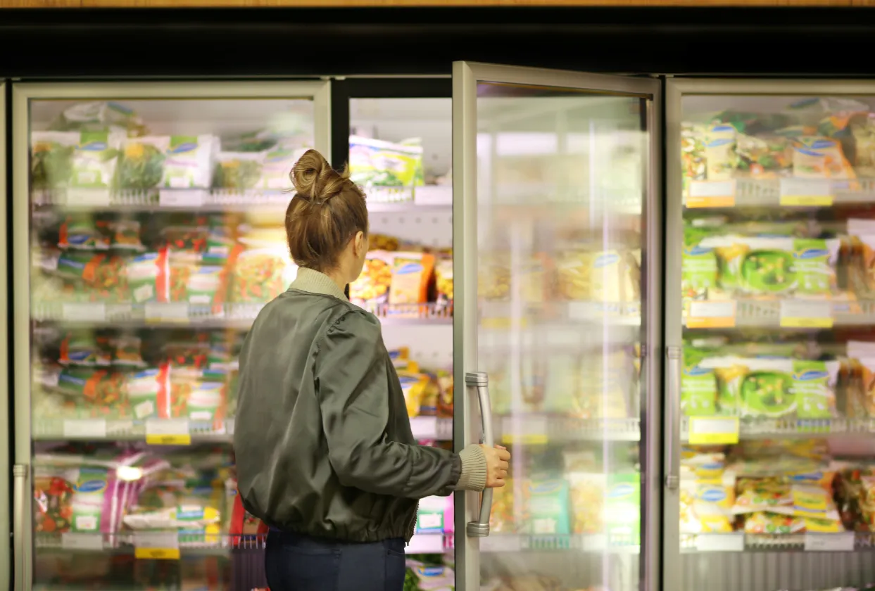 冷凍食品を買う女性