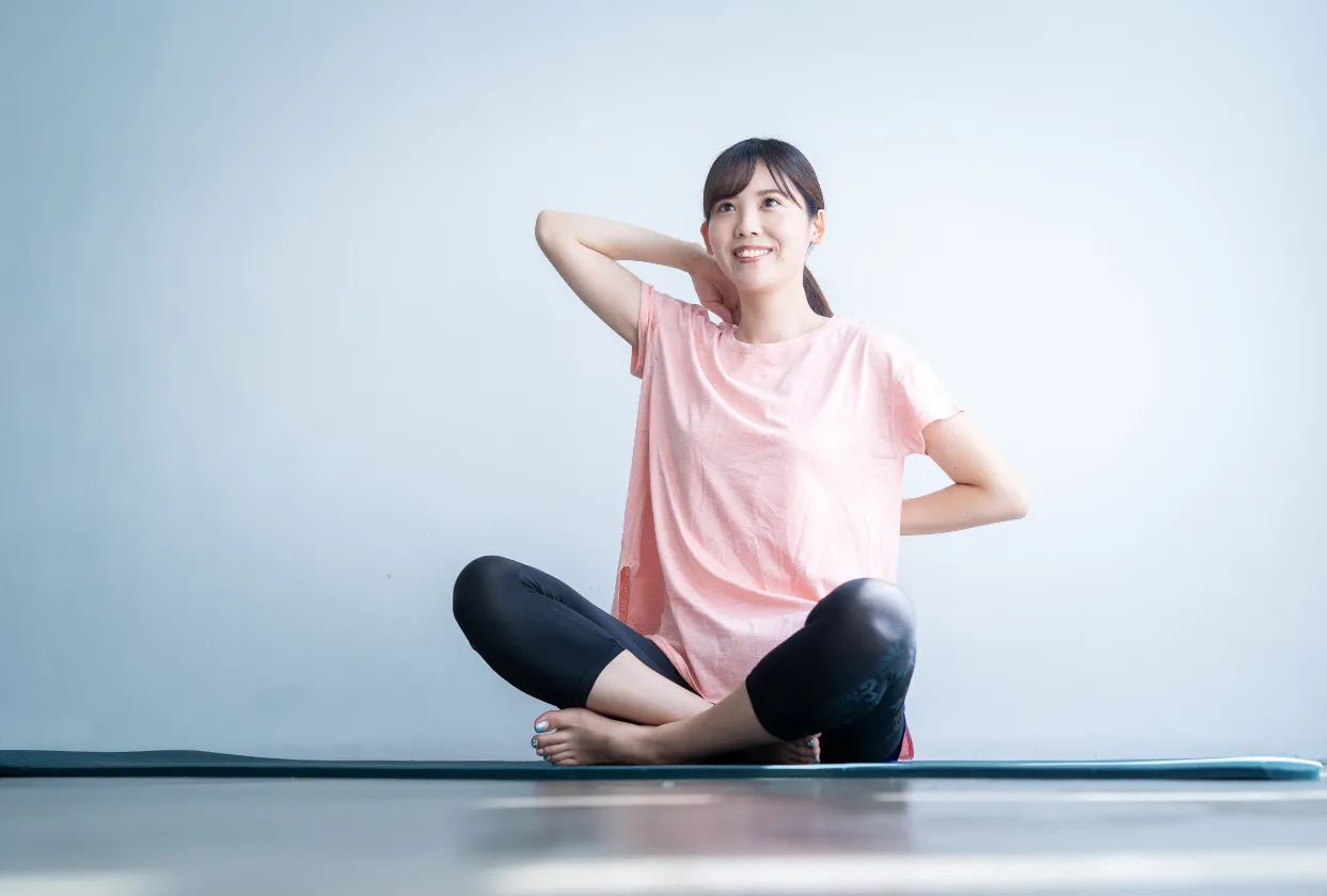 自宅でストレッチをする女性