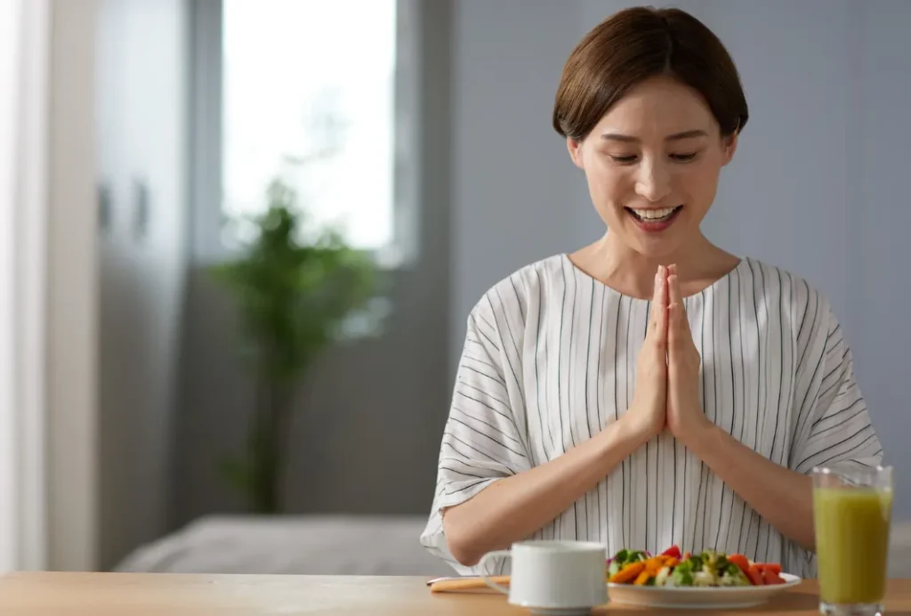 笑顔で食事をする女性