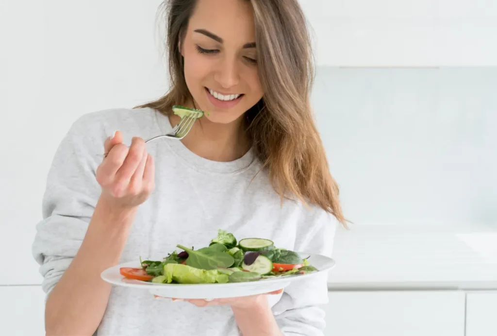 笑顔で食事をする女性