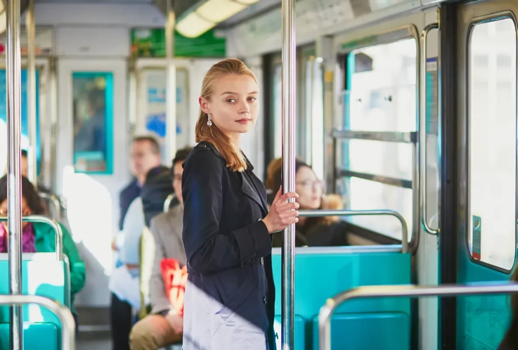 電車に乗っている女性
