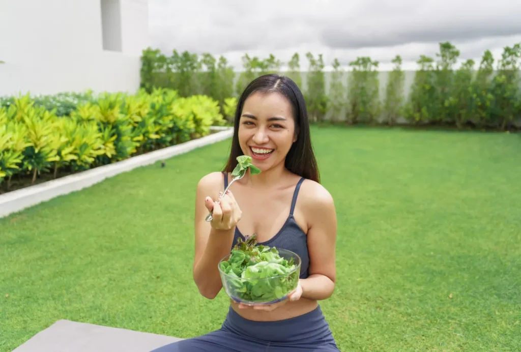 健康的な食事をする女性