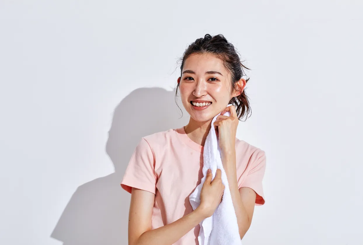 汗を拭う女性