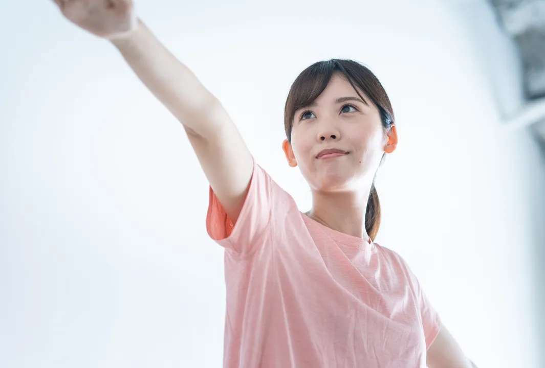 運動をする女性