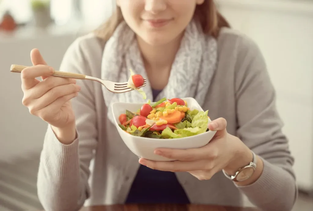 野菜を食べる女性