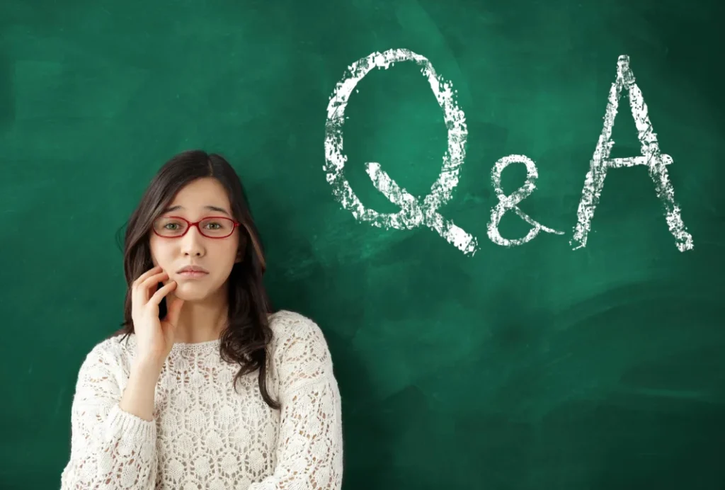 女性と「Q&A」の文字