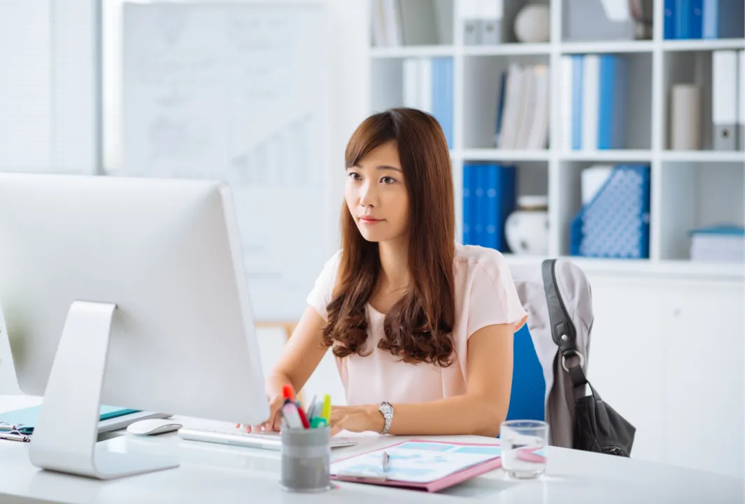 椅子に座って仕事をする女性