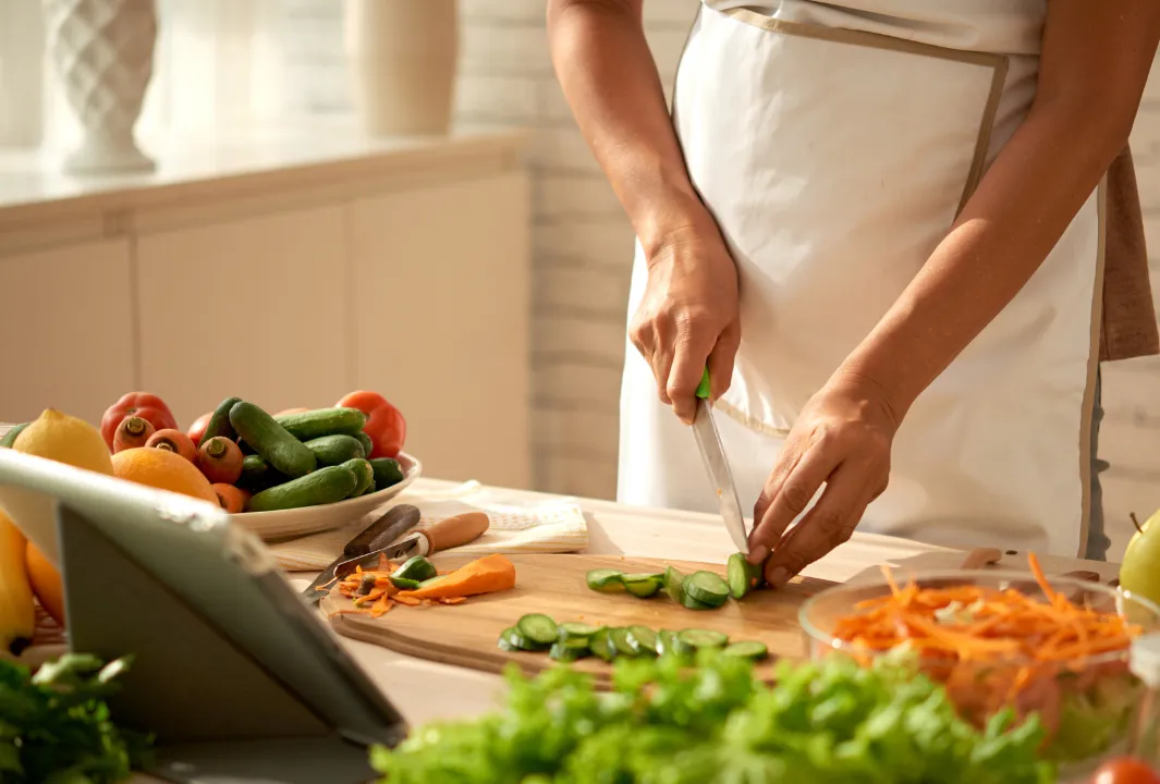 料理をする女性
